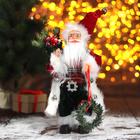 Дед Мороз "В красной шубке с новогодним венком" 16х30 см - фото 3706403