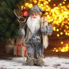Дед Мороз "В сером костюмчике с лыжами" 30х18 см - фото 108443210