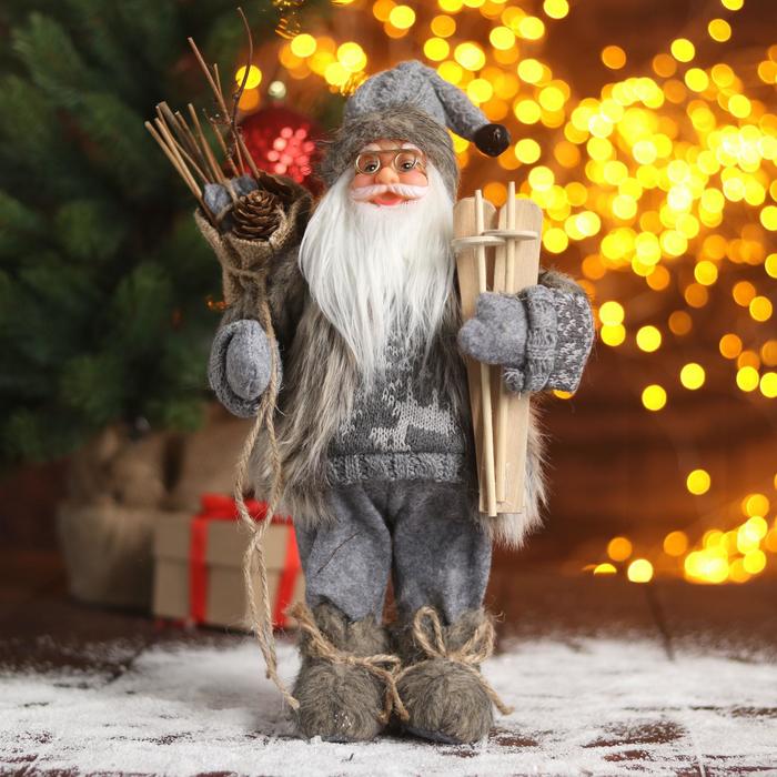 Дед Мороз "В сером костюмчике с лыжами" 30х18 см - Фото 1