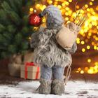 Дед Мороз под ёлку «Зимнее волшебство. В сером костюмчике с лыжами», 30 см - Фото 3