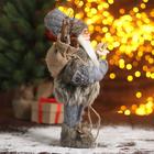 Дед Мороз под ёлку «Зимнее волшебство. В сером костюмчике с лыжами», 30 см - Фото 4