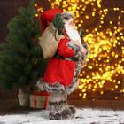 Дед Мороз "В красной шубке с лыжами и подарками" 45 см - Фото 4