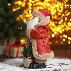 Дед Мороз "В красной шубке в клетку с подарками" двигается, 30 см - Фото 2