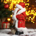 Дед Мороз "В красно-белой шубке в клетку с подарками" двигается, 17х30 см - Фото 2
