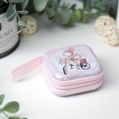 Шкатулка металлическая на молнии с петелькой «Зайчата на велосипеде», 6.5×6.5×3 см