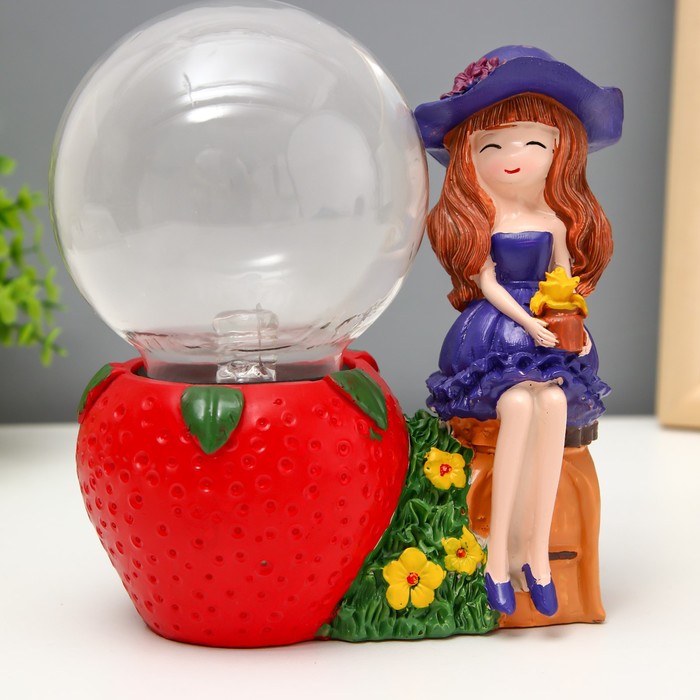 Плазменный шар "Девочка с клубничкой" 14х9х16 см RISALUX - фото 1887997968