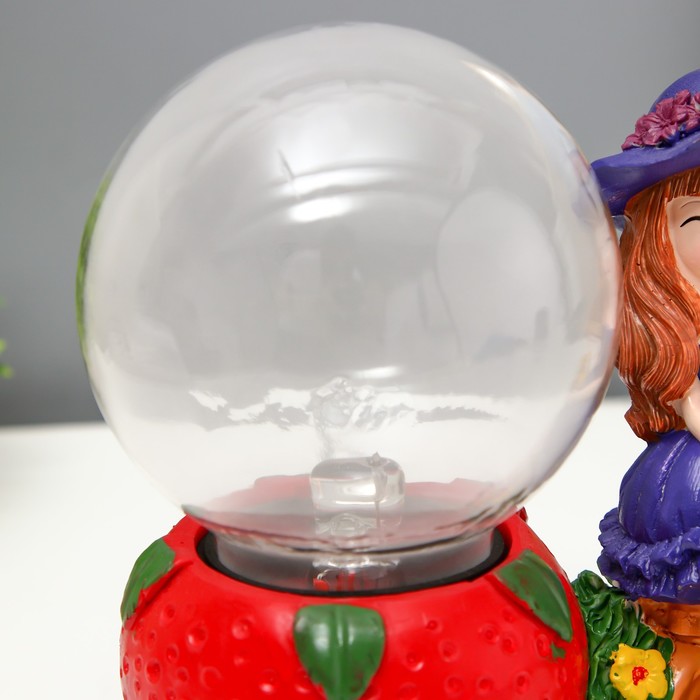 Плазменный шар "Девочка с клубничкой" 14х9х16 см RISALUX - фото 1907129996
