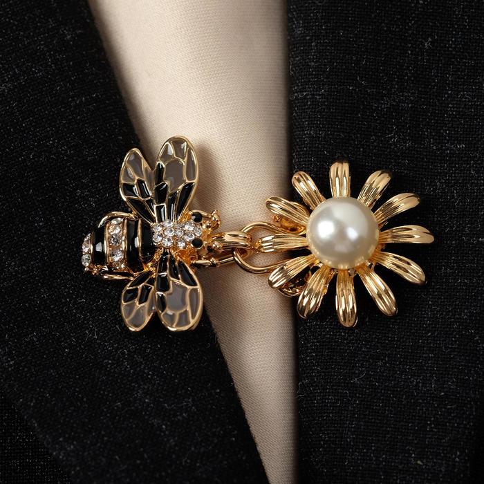 Зажим для кардигана «Пчела», цвет чёрно-белый в золоте - Фото 1