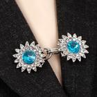 Зажим для кардигана пришивной «Омега», цвет бело-голубой в серебре - Фото 1