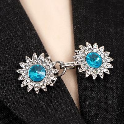 Зажим для кардигана пришивной «Омега», цвет бело-голубой в серебре