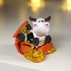 Сувенир полистоун "Бычок в сундуке с золотом" МИКС 5,7х6,5х5 см - фото 21110082