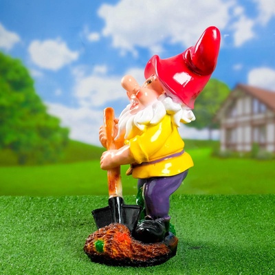 Садовая фигура из гипса «Гном с лопатой на подставке», 42×24×26 см