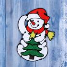Наклейка на стекло "Снеговик с нарядной ёлкой" 10х15 см - фото 320011671