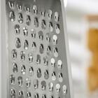 Тёрка с контейнером «Умелец», 13.5×9×21.5 см, ABS-пластик, нержавеющая сталь, цвет белый - Фото 3