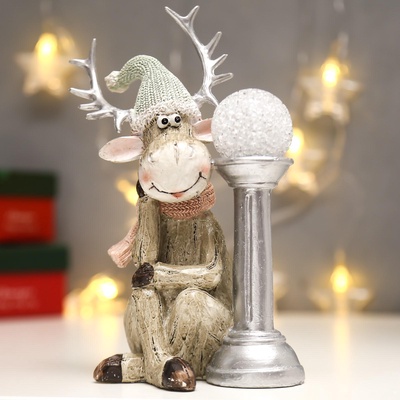 Фигурка световая «Лосик в вязаном колпаке с шаром на колонне», полистоун, 20.5×10.5×12.5 см