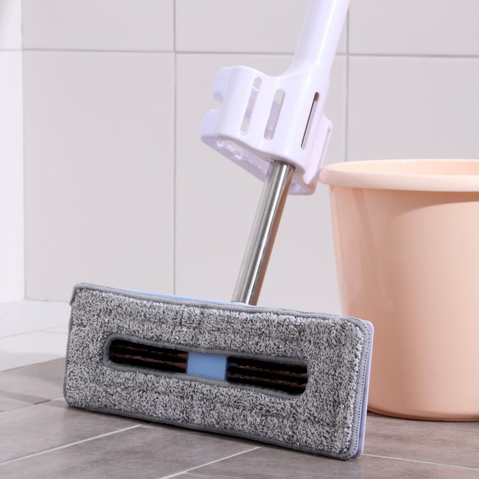 Швабра с отжимом и щёткой, 2 насадки из микрофибры 38×12 см, стальная ручка 136 см - Фото 1