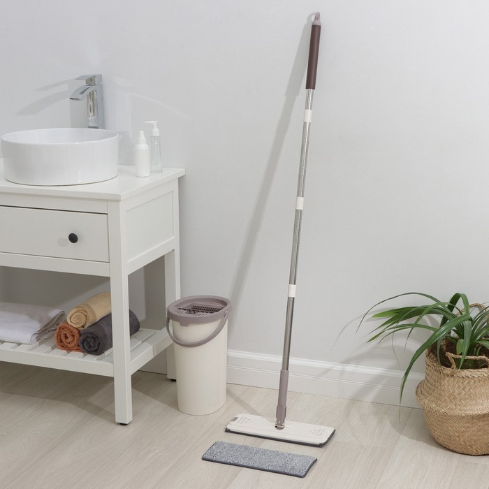 Швабра с отжимом и ведро Доляна: ведро с отсеками для полоскания и отжима 9.3 л, швабра плоская, запасная насадка из микрофибры