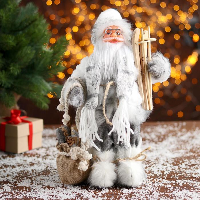Дед Мороз "В белой шубке с лыжами" 30 см - фото 1908599295