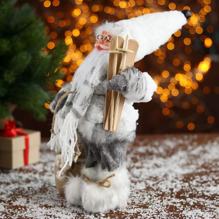 Дед Мороз "В белой шубке с лыжами" 30 см - фото 1908599296
