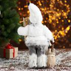 Дед Мороз "В белой шубке с лыжами" 18х30 см - фото 3708107