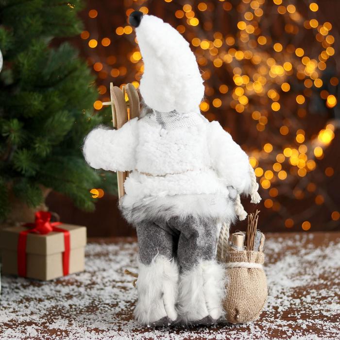 Дед Мороз "В белой шубке с лыжами" 30 см - фото 1908599297