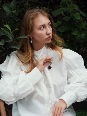 Брошь «Вишенка» с листочком, бордово-зелёная в золоте  (артикул 5330693)  большой выбор товаров оптом и в розницу по низким ценам с доставкой