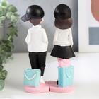 Сувенир полистоун "Подростки в белых курточках" набор 2 шт 16,5х5,3х7,4 см  (артикул 5177667)  большой выбор товаров оптом и в розницу по низким ценам с доставкой