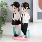 Сувенир полистоун "Подростки в белых курточках" набор 2 шт 16,5х5,3х7,4 см  (артикул 5177667)  большой выбор товаров оптом и в розницу по низким ценам с доставкой