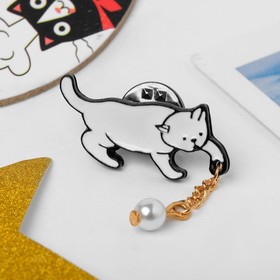 Значок "Котёнок" с бусиной на цепочке, цвет белый в золоте