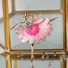 Брошь «Балерина» ромашка, цвет бело-розовый в золоте - Фото 1