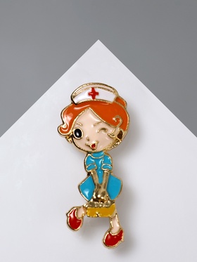 Брошь «Медсестричка», цветная в золоте 5049675