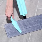 Швабра для мытья пола с распылителем и щёткой, насадка из микрофибры 41×14 см, стальной черенок 120 см, цвет голубой - Фото 10
