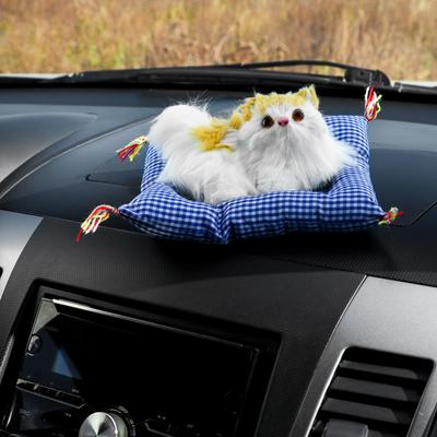 Игрушка на панель авто, кошка на подушке, бело-рыжий окрас