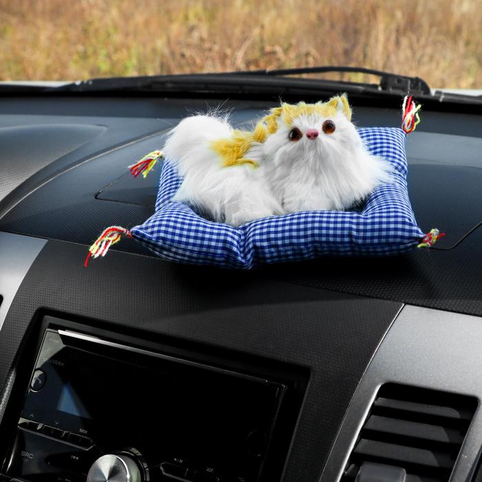 Игрушка на панель авто, кошка на подушке, бело-рыжий окрас - Фото 1