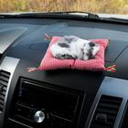 Игрушка на панель авто, кошка на подушке, бело-серый окрас - фото 9109071