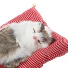 Игрушка на панель авто, кошка на подушке, бело-серый окрас - фото 8593579
