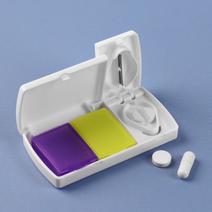 Таблетница с делителем, 2 секции, 9,5 × 5 × 1,5 см, цвет белый/жёлтый/фиолетовый - фото 1911983082