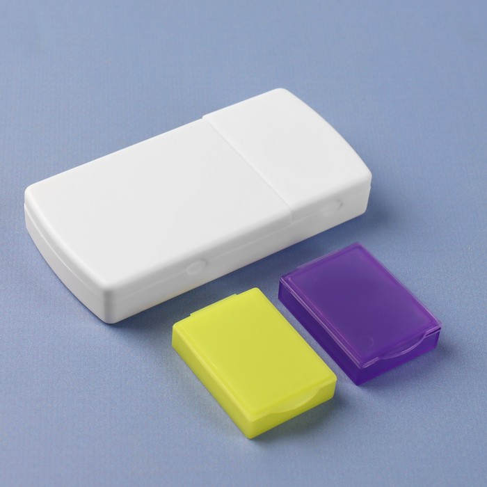 Таблетница с делителем, 2 секции, 9,5 × 5 × 1,5 см, цвет белый/жёлтый/фиолетовый - фото 1911983085