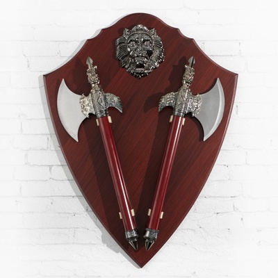 Панно на стену «Макет оружия: сувенирные топоры с когтем на планшете со львом», 46×60 см