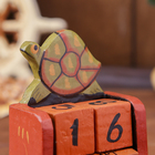 Календарь настольный "Черепаха" дерево 10х7 см - фото 9868166