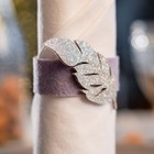 Кольцо для салфетки «Доляна» Silver feather, 4.8×6.5 см, фетр  (артикул 5065901)  большой выбор товаров оптом и в розницу по низким ценам с доставкой