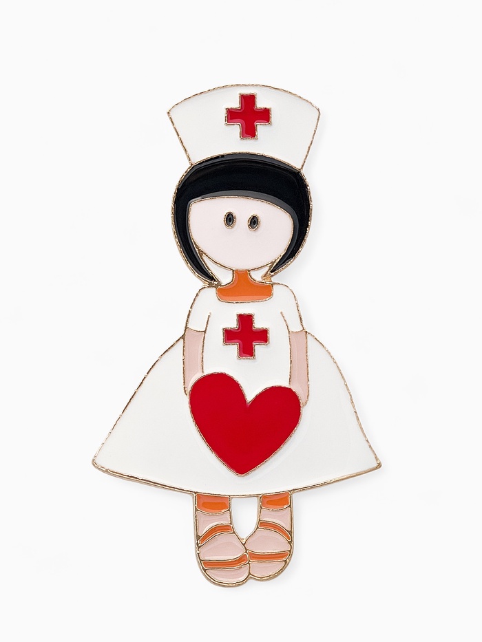 Брошь «Медсестра» с сердцем, цветная в золоте - Фото 1