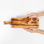 Доска для подачи на ножках Magistro, 38×10.5×6.5 см, с ручкой, обожжённая, дерево натуральный кедр - Фото 3