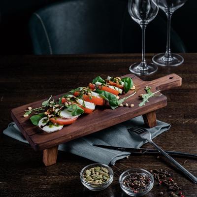 Доска разделочная деревянная, для подачи на ножках из натурального кедра Magistro, 38×10.5×6.5 см, с ручкой, шоколадная