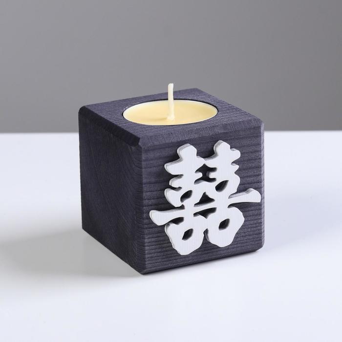 Свеча в деревянном подсвечнике "Куб, Иероглифы. Счастье", цвет: "Эбен", 6х6х6 см, манго - Фото 1