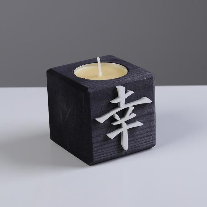 Свеча в деревянном подсвечнике "Куб, Иероглифы. Удача", цвет: "Эбен", 6х6х6 см, аромат манго - Фото 1