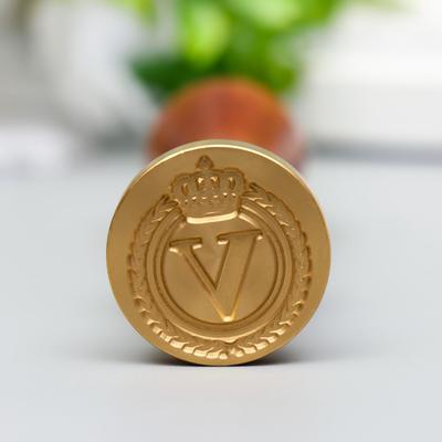 Печать для сургуча с деревянной ручкой «Корона с буквой V», 9×2.5×2.5 см