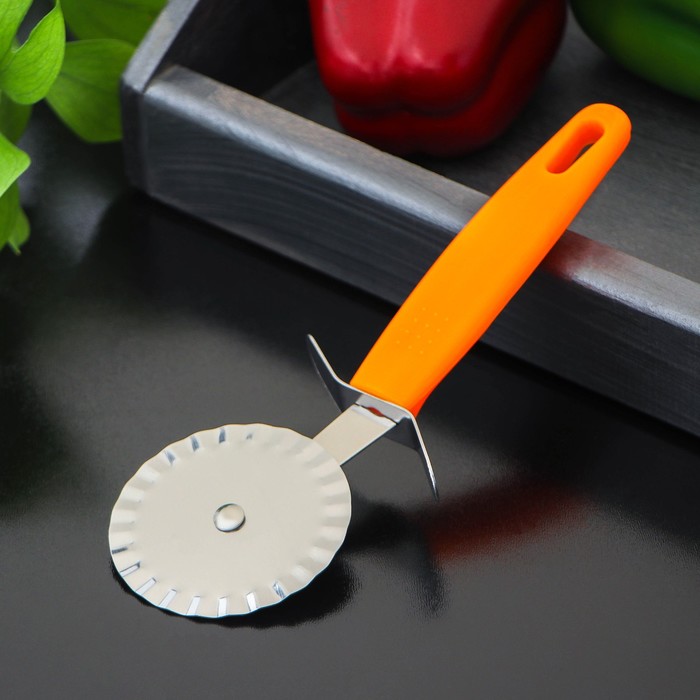 Нож для пиццы и теста Доляна «Оранж», 19 см, ребристый, цвет оранжевый - фото 1875773802