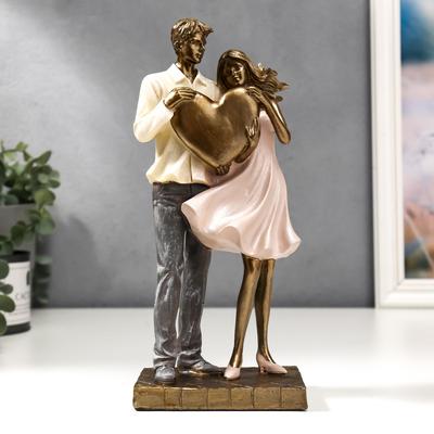 Фигурка полистоун «Влюблённая пара с сердцем», 25.5×8×11.5 см
