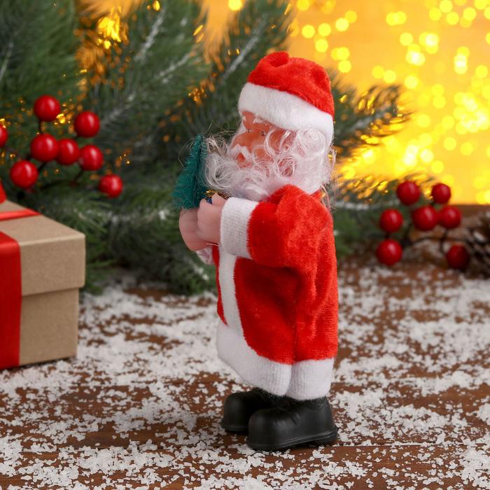 Дед Мороз "С ёлкой и подарком"  15 см, микс - фото 1908233034